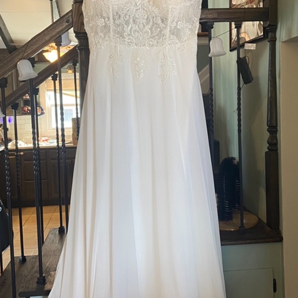 ENCHANTING BY MON CHERI PLUS SIZE WEDDING GOWN SIZE 22 NWT - Picture 3 of 10